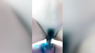 小少妇的春天【下篇】颜值不错先把逼逼洗干净再穿上情趣装丝袜诱惑伺候两个大哥玩3P，逼逼和菊花被一起草高潮喷水