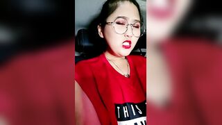 小骚逼深夜打车勾搭司机户外激情啪啪【上篇】全程露脸漏奶子逼逼塞跳蛋自慰勾搭，口交大鸡巴让大哥各种爆草内射