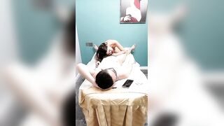 【权少很骚呢】今夜来了新人，22岁四川小美女，依然是玲珑有致的好身材，后入啪啪，被干出了哭腔