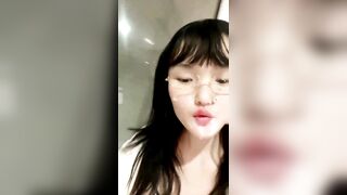 【浴室啪啪】金丝眼镜极品妹子和年轻小男友啪啪做爱，玩超多花样，逼逼水超级多