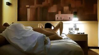 【夜客交换】第一次约良家夫妻换妻4P，吃奶玩逼69口交，人妻太骚直接往男主嘴里尿尿，主动上位抽插