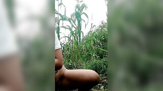 【剧情演绎】小少妇户外田间地头勾搭农民啪啪性爱，裤子都没脱掏出鸡巴来口交，站着后入爆草抽插浪荡呻吟不止