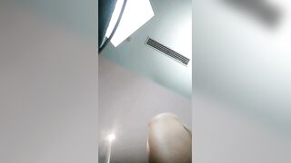 18岁菜菜洗完澡全程露脸陪你嗨，性感的大奶子粉嫩嫩骚逼，淫声荡语激情不断，冰凉的棒棒冰刺激骚穴和菊花