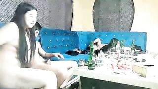 【歌厅夜场狂欢寻欢】胖哥迟到每人挑一个妹子，漂亮小姐姐口技了得几下搞射，留贺总独自鏖战大奶妹