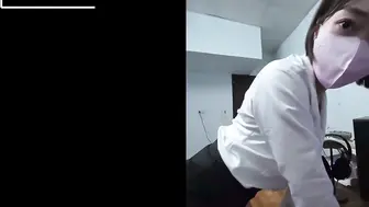 ssrpeach高跟黑丝小短裙，优雅小白领被坏哥哥按倒在床上无情蹂躏 小反差婊一个