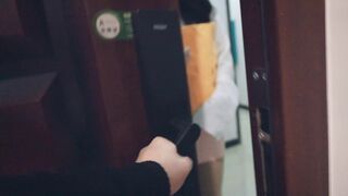 【悠米定拍】《OL的游戏4》OL错收邻居快递，好心送上门却被猥琐邻居诱拐，一圈一圈绑住腿听OL骚叫，疯狂抚摸丝袜腿和裆部