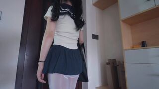 《差生的课后惩罚》课后补习的女同学敲响了老师家的门，没想到被老师在水杯里下了…_x000D_