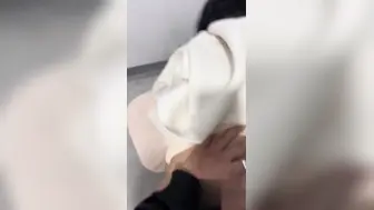 出轨偷情系列 老婆闺蜜来我家做客 送她回家的时候被我拉到楼道里操了 跟我操女儿是同一个地方!