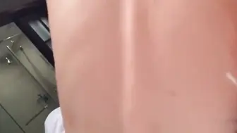 情侣玩自拍，网盘泄密，女生逼毛很茂盛