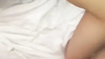 情侣玩自拍，网盘泄密，女生逼毛很茂盛