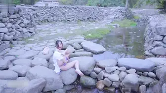 村庄河边裸女露出，道具自慰深入肉穴中
