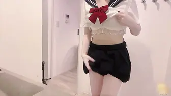 极品女神校花，裤袜水手服半夜的夜袭，用丝袜摩擦男人的大腿，撩拨得他春心荡漾。
