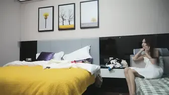 齐逼短裤颜值不错苗条妹子，骑在身上调情69口交侧入猛操