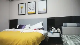 齐逼短裤颜值不错苗条妹子，骑在身上调情69口交侧入猛操