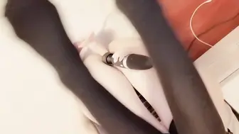 【极品福利姬】极品爆乳黑袜JK超短裙学生妹思思，假屌狂操自慰粉嫩白虎小穴
