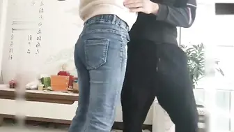 国产真实乱伦儿子趁妈妈做饭，趁机强制后入式