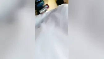 儿子精虫上头，捧着丰满骚妈的大奶子乱啃，熟女的肉体着实让人着迷