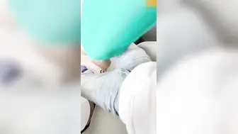 淫荡继母工作回来，让我给她放松一下，本来以为是帮她按摩，没想到继母说的放松一下，竟然是让她高潮！