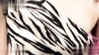 深圳母子乱伦门事件：绝美骚妈在家自慰被儿子撞见，趁机提出混账要求直接开干