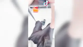 真实乱伦原创 给大舅家女儿送衣服，撞见表妹洗澡，强闯进卫生间狂操一番之后换上新买的洛丽塔短裙按在桌子上直接内射