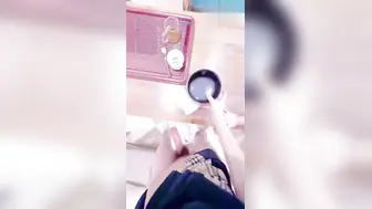 真实乱伦原创周末带妹妹去茶馆喝茶，旗袍应景化身母狗茶艺师小小年纪就有着淫荡的骚逼，直接按在桌子上长屌直捣嫩穴，看着精液流出心满意足