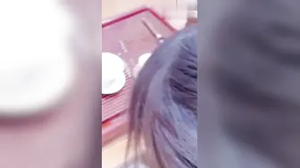 真实乱伦原创周末带妹妹去茶馆喝茶，旗袍应景化身母狗茶艺师小小年纪就有着淫荡的骚逼，直接按在桌子上长屌直捣嫩穴，看着精液流出心满意足