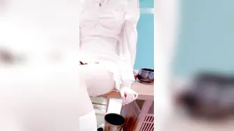 真实乱伦原创周末带妹妹去茶馆喝茶，旗袍应景化身母狗茶艺师小小年纪就有着淫荡的骚逼，直接按在桌子上长屌直捣嫩穴，看着精液流出心满意足
