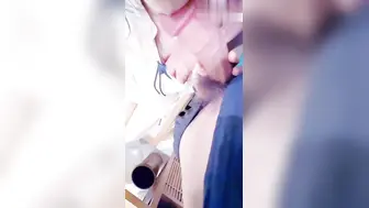 真实乱伦原创周末带妹妹去茶馆喝茶，旗袍应景化身母狗茶艺师小小年纪就有着淫荡的骚逼，直接按在桌子上长屌直捣嫩穴，看着精液流出心满意足