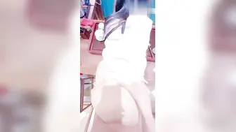 真实乱伦原创周末带妹妹去茶馆喝茶，旗袍应景化身母狗茶艺师小小年纪就有着淫荡的骚逼，直接按在桌子上长屌直捣嫩穴，看着精液流出心满意足