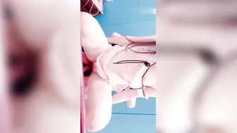 真实乱伦原创周末带妹妹去茶馆喝茶，旗袍应景化身母狗茶艺师小小年纪就有着淫荡的骚逼，直接按在桌子上长屌直捣嫩穴，看着精液流出心满意足