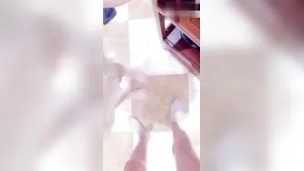 真实乱伦原创周末带妹妹去茶馆喝茶，旗袍应景化身母狗茶艺师小小年纪就有着淫荡的骚逼，直接按在桌子上长屌直捣嫩穴，看着精液流出心满意足