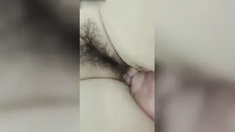 真实家庭乱伦 傻弟弟勾引亲嫂子 她那丰满的身体在弟弟的挑逗下扭动，发出迷人的呻吟