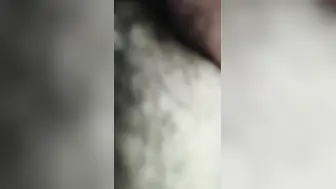 真实家庭乱伦 傻弟弟勾引亲嫂子 她那丰满的身体在弟弟的挑逗下扭动，发出迷人的呻吟