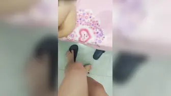 真实家庭乱伦 傻弟弟勾引亲嫂子 她那丰满的身体在弟弟的挑逗下扭动，发出迷人的呻吟