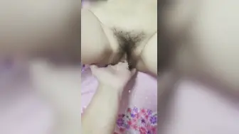 真实家庭乱伦 傻弟弟勾引亲嫂子 她那丰满的身体在弟弟的挑逗下扭动，发出迷人的呻吟