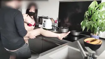 真实家庭乱伦 厨房内被继父的大肉棒内射