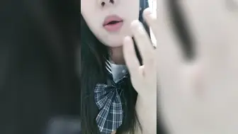 19岁极品尤物学生妹，黑框眼镜非常清纯，吸吮手指骚起来，肉感身材，顶级大肥臀