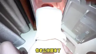 中出白丝萝莉 新来的房东趁我老公不在把我操了一顿 她柔软的肌肤在我指尖颤抖，白丝下隐隐可见的曲线勾起了我的欲望。