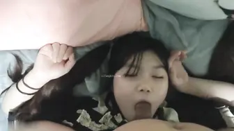 双马尾嫩妹，娇嫩美穴被爸爸精液灌满