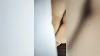 小伙约操良家眼镜嫩妹，撩起白裙摸穴调情