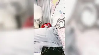 扮演在校学妹萝莉，翘起迷你屁屁自慰极品小美女，懵懂大眼睛骚气逼人好可爱
