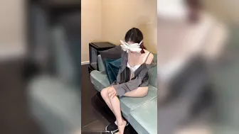 美少女被PUA出来，被人无情的玩弄自己的小穴，已经高潮多次，流出了鲜嫩的白浆