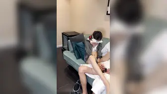 美少女被PUA出来，被人无情的玩弄自己的小穴，已经高潮多次，流出了鲜嫩的白浆