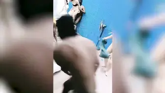萝莉女学生趁放假约黑人来宿舍玩群交