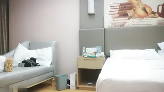 马尾辫萝莉小妹，口硬直接开操，扶着腰猛顶大屁股
