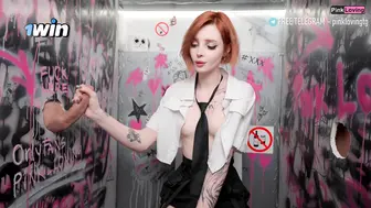 漂亮女孩隔着厕所墙被两根鸡巴干 Gloryhole - pinkloving