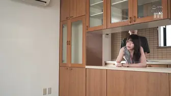 MIDV-657 [中文字幕] 翼あおい - 看房中的夫妻肉棒・找辦公室的公司員工肉棒・單身絶倫肉棒，隨便的用巨乳乳溝和緊身翹臀內褲痕不自覺誘惑然後即抽插讓中出的笑瞇瞇性愛狂女房仲
