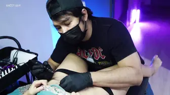 亚洲人妻 身材丰满小腹纹身时控制不住尿尿喷了师傅一脸 舔穴受不了被一顿猛怼操的工作台坍塌高潮抽搐不停
