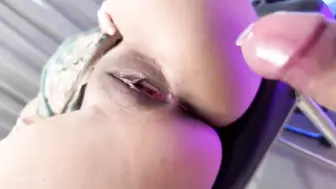 亚洲人妻 身材丰满小腹纹身时控制不住尿尿喷了师傅一脸 舔穴受不了被一顿猛怼操的工作台坍塌高潮抽搐不停