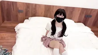 拜金女在户外掀裙露出骚穴_怕人走近却兴奋夹腿水流不停_少女_露出